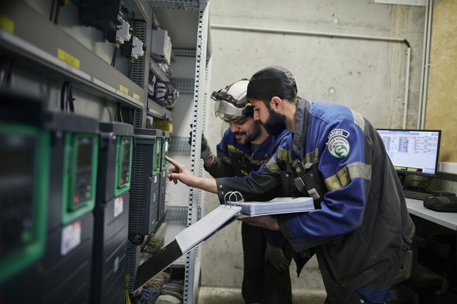 Hommes à la maintenance